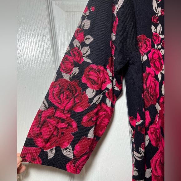 CD Daniels Black/Red/Tan Roses  Women’s Knit Sweater, Scoop Neck Sz 2X - Picture 4 of 7
